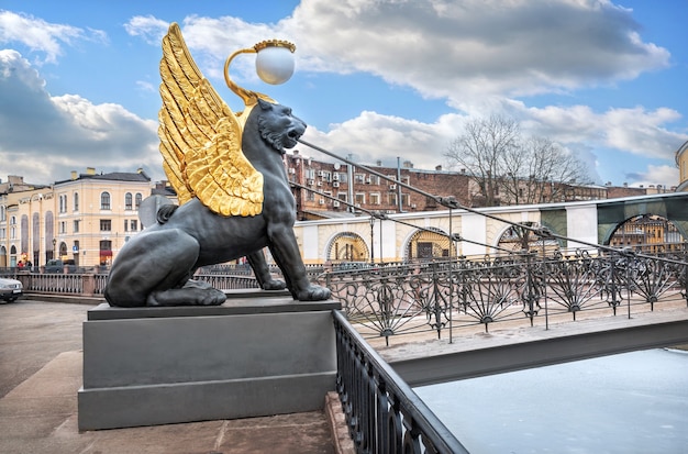 Griffins aux ailes d'or sur le pont de la Banque à Saint-Pétersbourg de l'autre côté de la rivière Moika un jour d'hiver