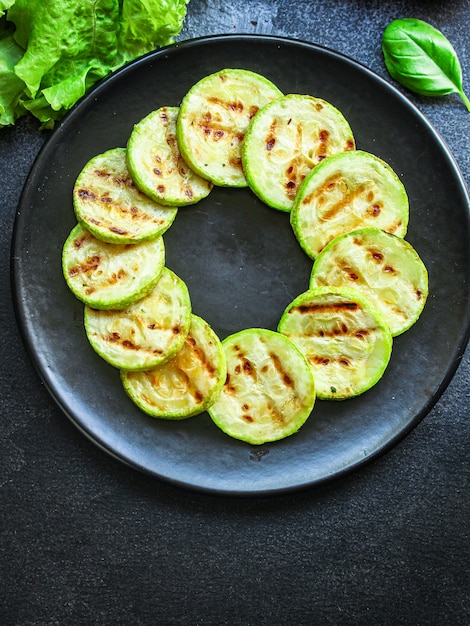 gril de barbecue frit aux courgettes