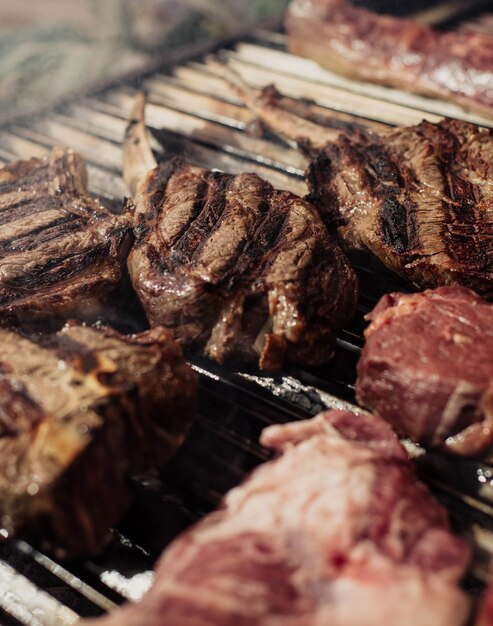 Un gril avec de la viande dessus et le mot steak dessus