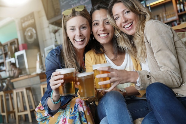 Grilfriends prenant un verre au salon du café