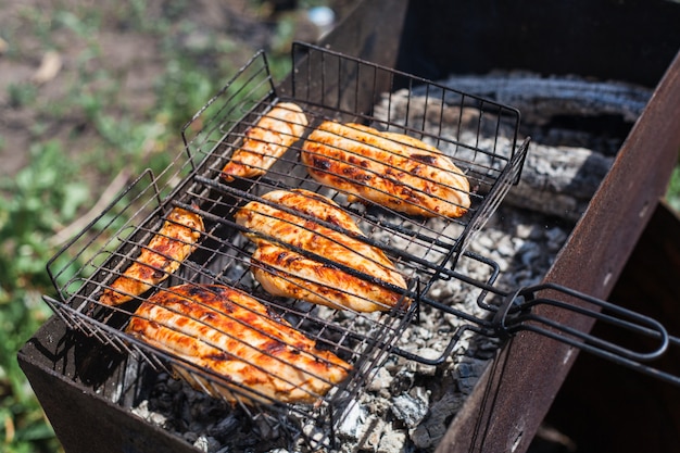 Grill, barbecue, viande sur le gril et charbons, cuisine, sur l'air, communication et légumes