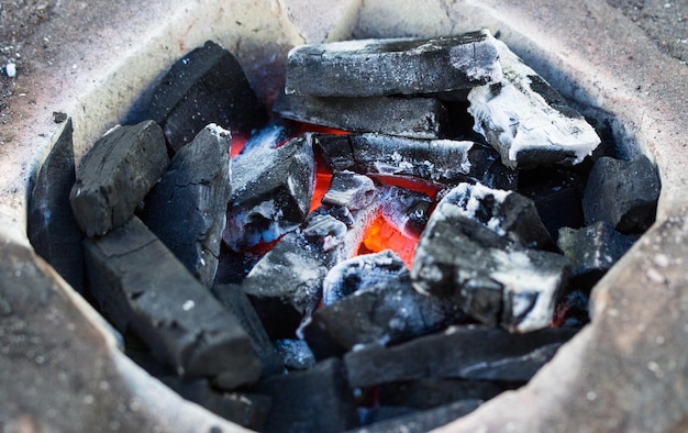 Grill à charbon de bois à flammes vides avec feu ouvert