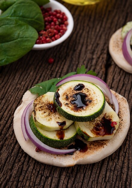 Grill naan aux courgettes sur bois