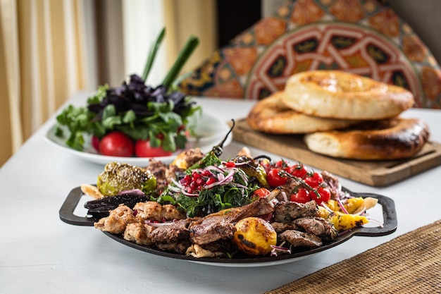 Grillade mixte Nourriture avec de la viande et des viandes mélangées à la tomate, y compris une salade de légumes au steak grillé