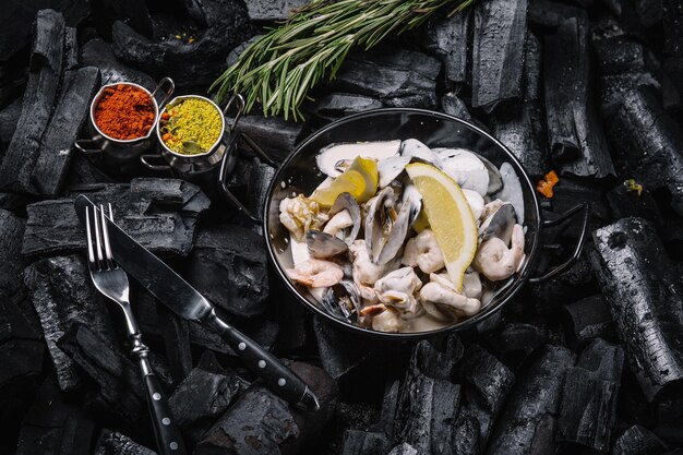 grillades de fruits de mer dans la cuisine du restaurant