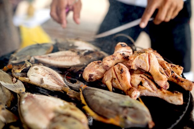 Grillades mixtes de viande et de poisson. Barbecue en plein air par une journée d'été ensoleillée.