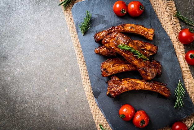 grillades de porc grillées au barbecue