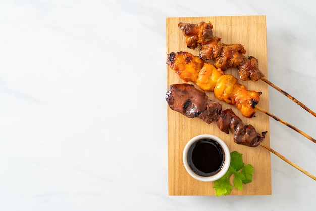 Grillades de poulet japonais ou yakitori servis dans le style izakaya - style de cuisine japonaise