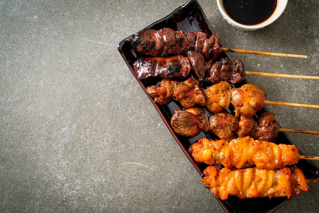 Grillades de poulet japonais ou yakitori servis dans le style izakaya - style de cuisine japonaise