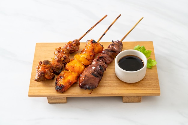 Grillades de poulet japonais ou yakitori servis dans le style izakaya