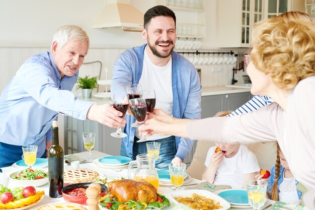 Grillage de la grande famille au dîner