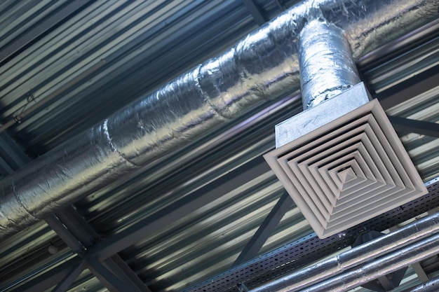 Photo grille d'approvisionnement pour la ventilation industrielle dans un immeuble de bureaux sous le plafond cvc