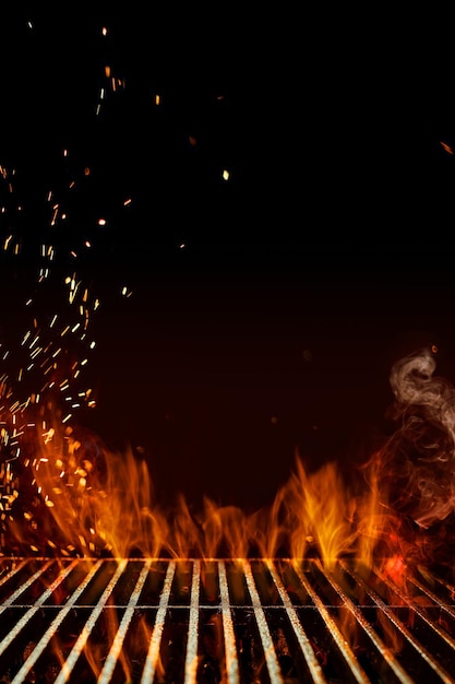 Grille de barbecue en acier vide avec des étincelles de feu enflammées et de la fumée sur fond noir, cuisson ...