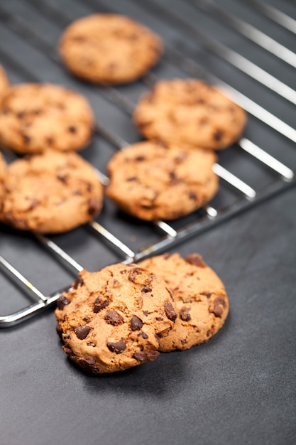 Grille de cuisson avec biscuits Chokolate.