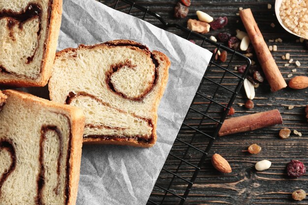 Grille de cuisson avec un délicieux gâteau à la cannelle sur table