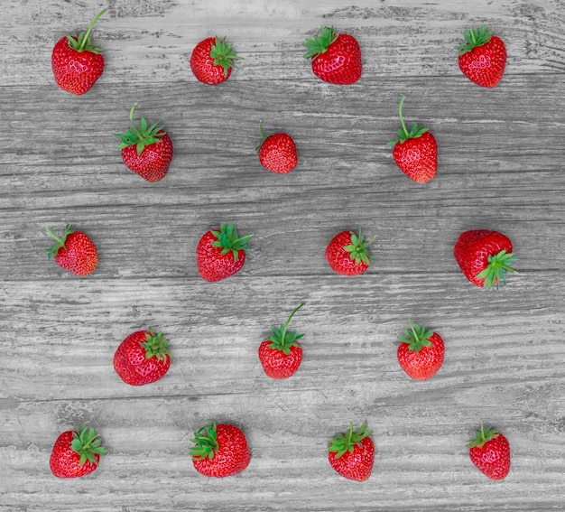 Photo grille de fraises se plaçant sur le fond en bois