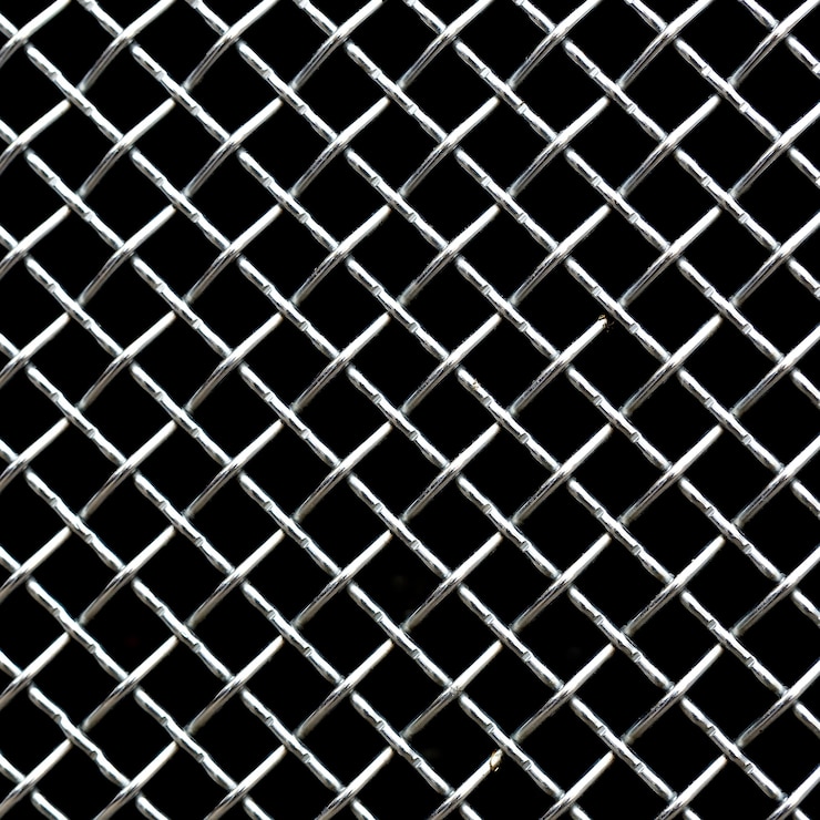 Photo grille métallique brillante sur fond sombre