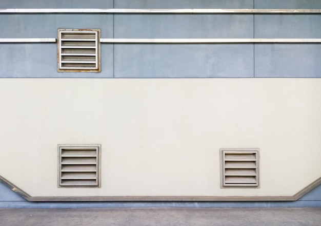 Grille métallique du système de ventilation sur le mur de béton.