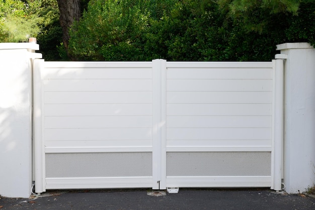 Grille de portail en acier blanc en aluminium de porte de maison de banlieue