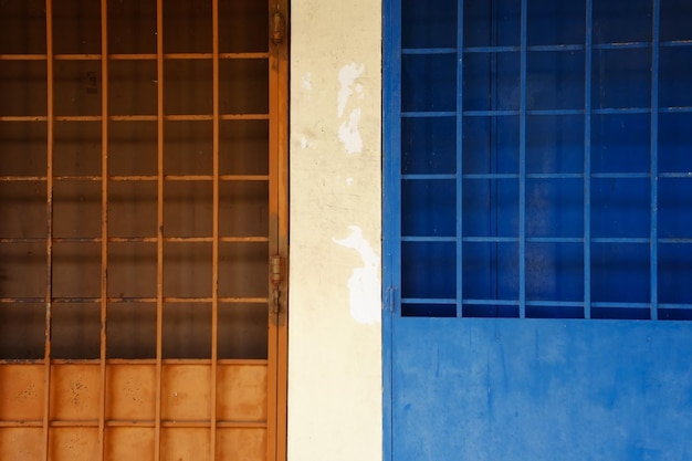 Grille de porte bleue et orange dans la rue