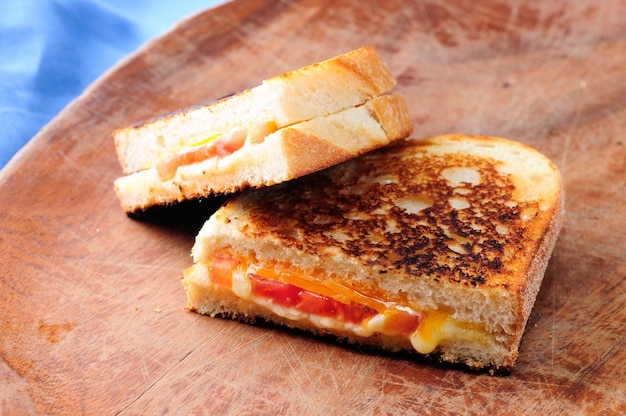 Grilled cheese classique avec sandwichs à la tomate