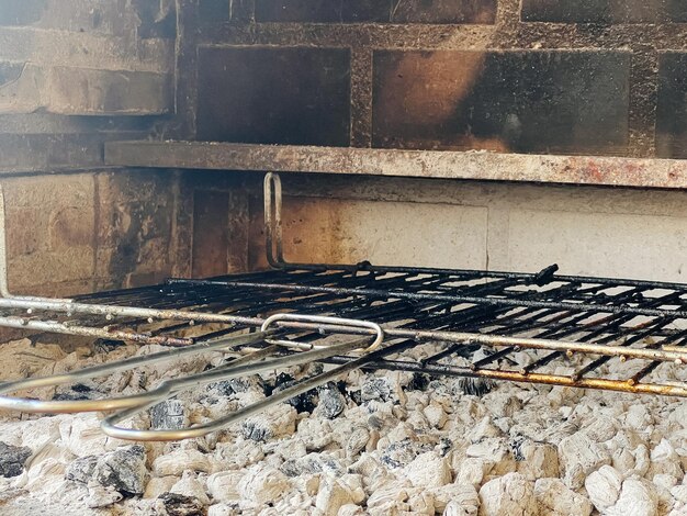 Griller au barbecue avec du charbon de bois