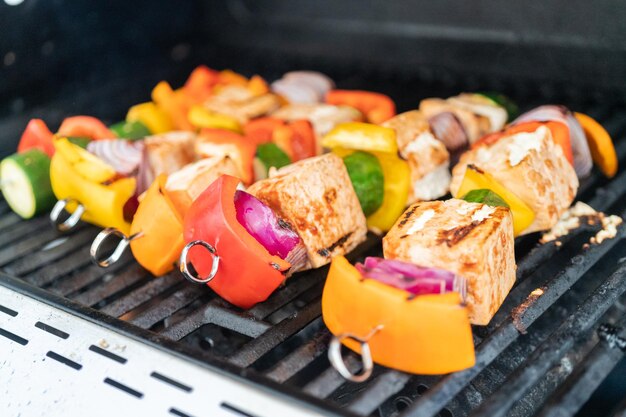 Griller une brochette de tofu végétarienne avec des légumes marinés dans une sauce épicée.