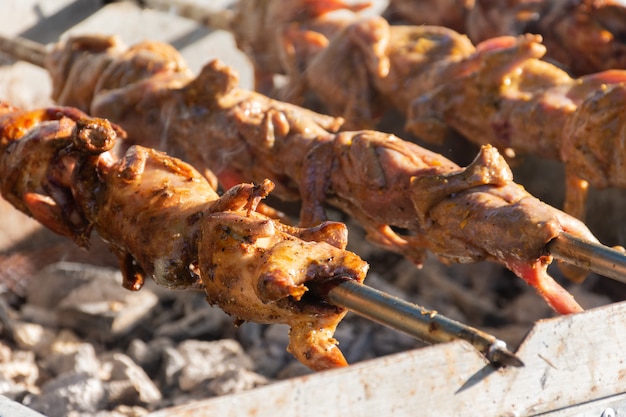 Griller des cailles sur un poêle à charbon