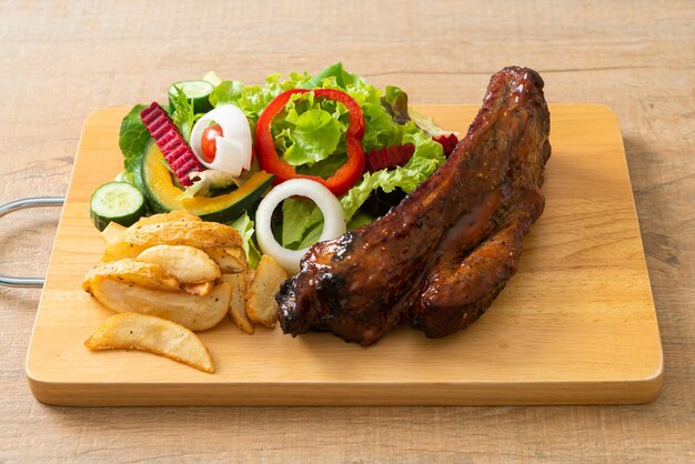 griller des côtes levées de porc au barbecue avec des légumes