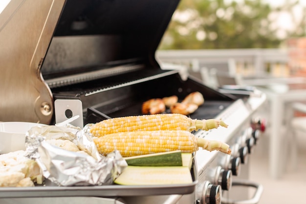 Griller un dîner sain avec du poulet et des légumes biologiques.