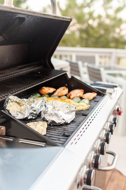 Griller un dîner sain avec du poulet et des légumes biologiques.