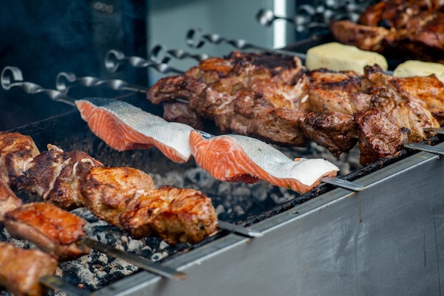 Griller du poisson et de la viande sur une brochette BBQ du poisson et de la viande