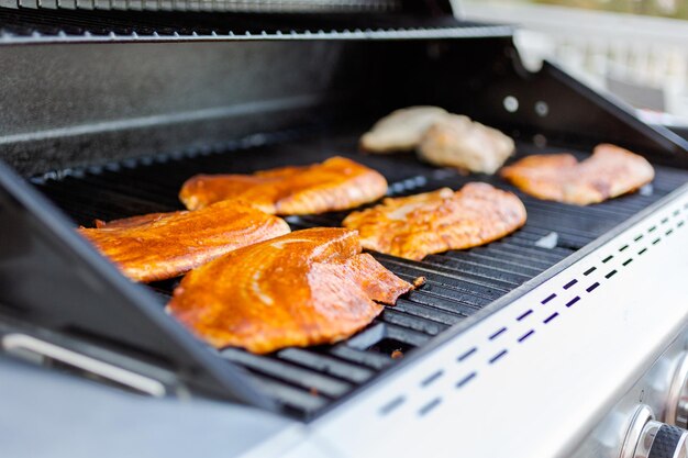 Photo griller la morue pour les tacos au poisson sur le gril à gaz extérieur.