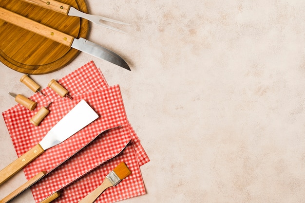 Griller des outils préparés pour le barbecue