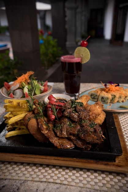 Griller la photographie d'arrière-plan avec différentes cartes sur une table de restaurant