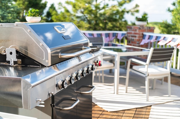 Griller En Plein Air Sur Un Gril à Gaz Sur Le Patio Arrière.