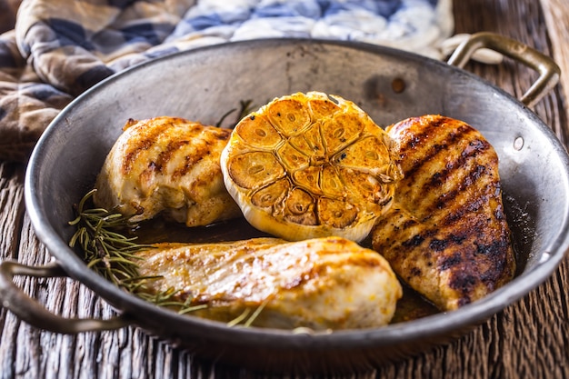 Griller la poitrine de poulet. Poitrine de poulet rôtie et grillée avec salade de laitue, tomates et champignons.