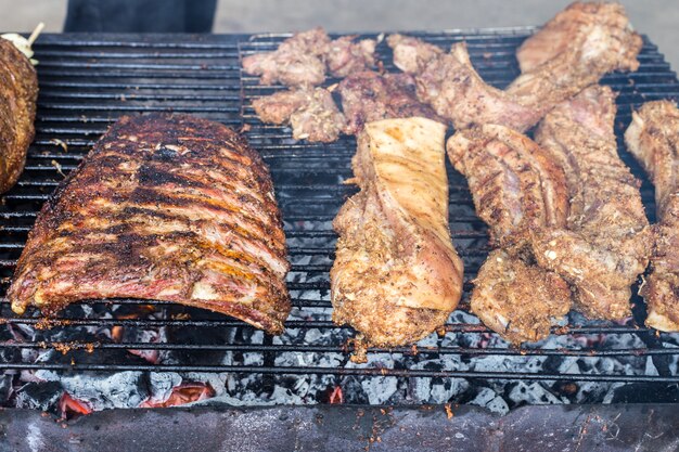 griller le porc sur la cuisinière