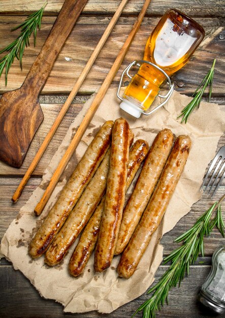 Griller les saucisses aux herbes et épices