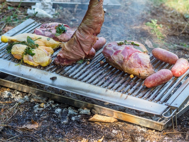 Photo griller des saucisses chorizo des quartiers de poulet des jupes des steaks des muscles de flanc vacio des coupes argentines