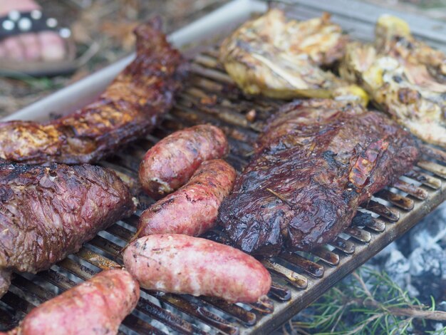 Photo griller des saucisses chorizo des quartiers de poulet des jupes des steaks des muscles de flanc vacio des coupes argentines