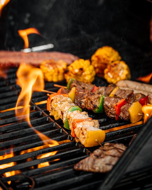 Griller des saucisses et de la viande à la flamme