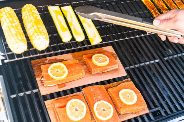 Griller Le Saumon Sur Un Gril à Gaz Sur La Terrasse Arrière.