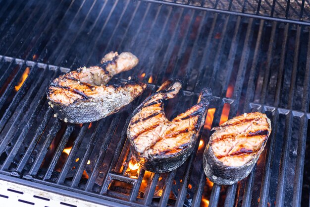 Griller des steaks de saumon sur un gril à gaz extérieur.