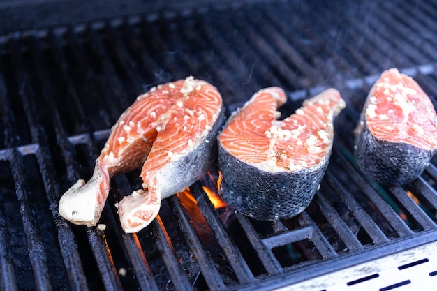 Griller des steaks de saumon sur un gril à gaz extérieur