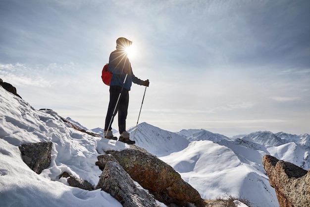 Grimpeur dans les montagnes enneigées