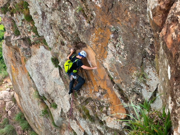 Grimpeur dans la roche de grès de Cuscuzeiro