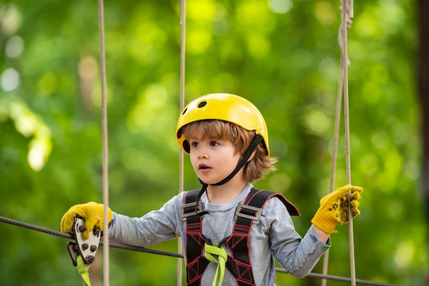 Grimpeur enfant en formation tout-petit âge enfants garçon aventure et voyage développement de la petite enfance todd ...