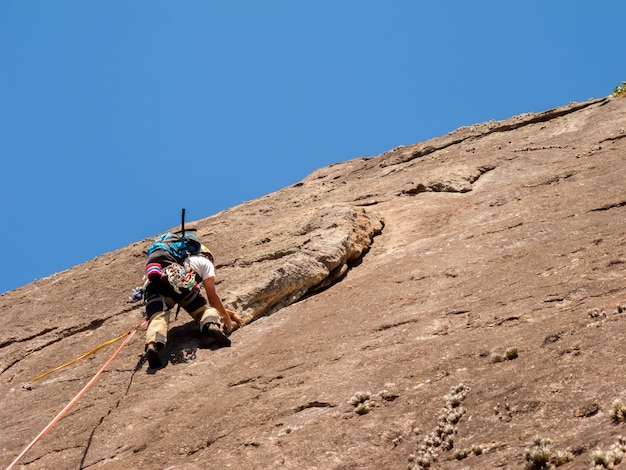 Grimpeur escalade une paroi rocheuse en pente au Brésil