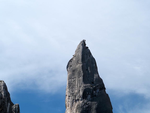 Grimpeur sur la falaise rocheuse de Goloritze au bord de la mer Sardaigne Italie